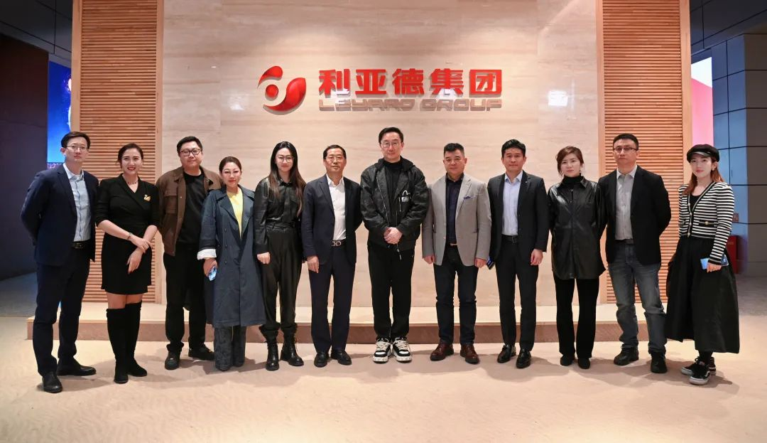 陆川导演到访黄金城集团，解锁文化+科技融合新路径