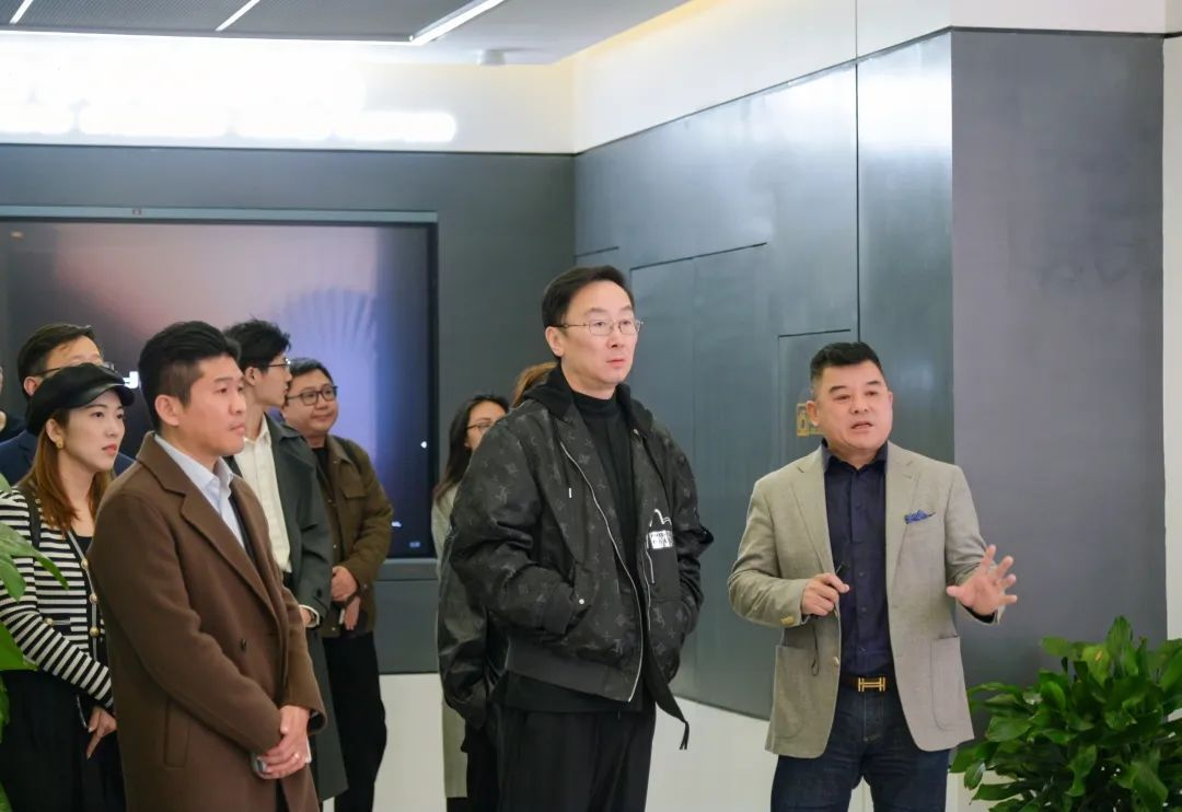 陆川导演到访黄金城集团，解锁文化+科技融合新路径