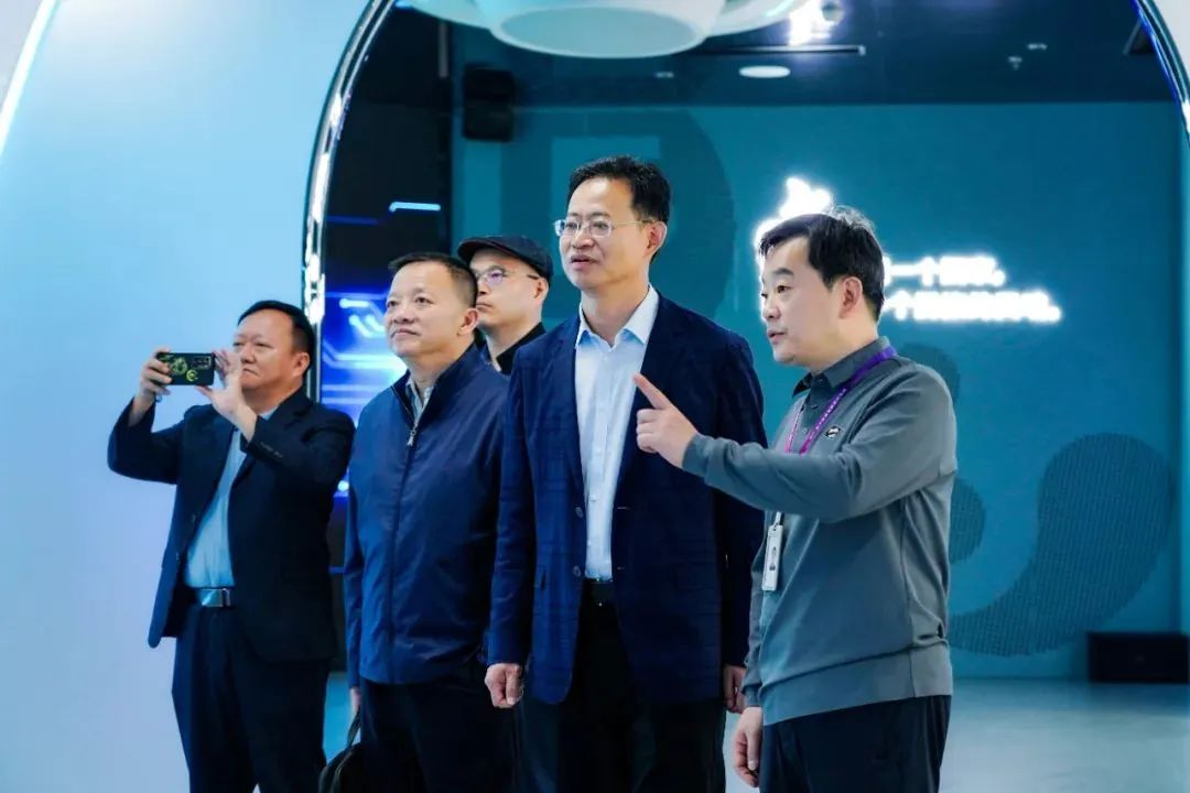 2024120602 国家广电总局发展研究中心一行赴黄金城集团励丰文化调研指导